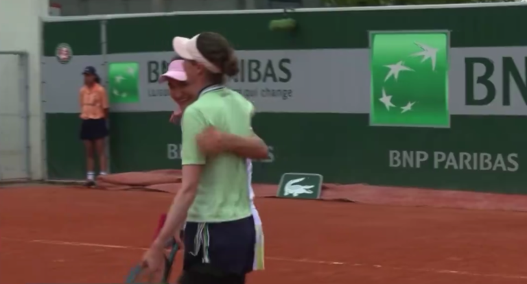 Cristina Bucsa y Monica Niculescu se abrazan tras ganar el partido. / X