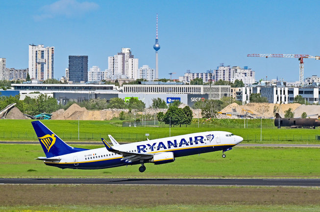 Consumo multa con 150 millones de euros a Ryanair, easyJet, Vueling y Volotea por los cobros en equipaje de mano. / Patrick Pleul