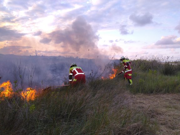 Los Bomberos del Servicio de Emergencias del 112 extinguen un incendio de vegetación en la playa de Trengandín. / 112