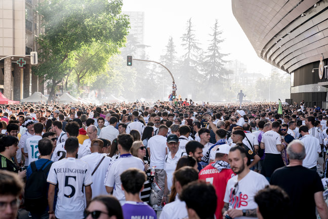 Decenas de aficionados del Real Madrid, en los alrededores del estadio Santiago Bernabéu. / A. Pérez Meca