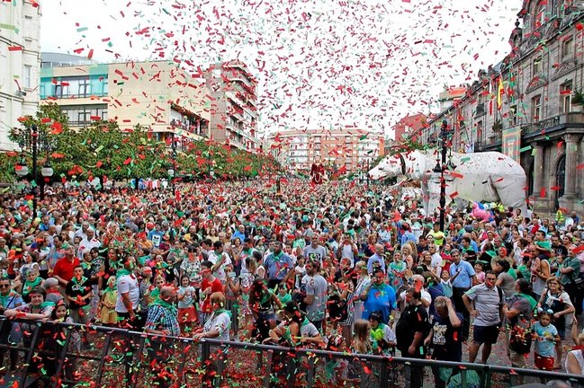 Plaza del Ayuntamiento abarrotada de gente durante el comienzo de las fiestas de la Virgen Grande, patrona de la ciudad. / ARCHIVO