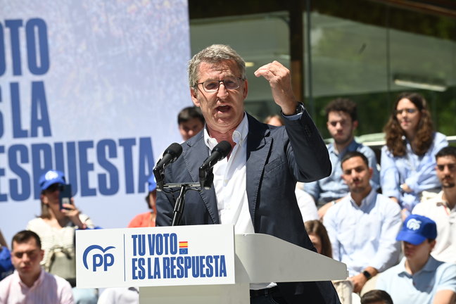 El presidente del Partido Popular, Alberto Núñez Feijóo, interviene durante un acto de campaña del Partido Popular. / Ramón Comet