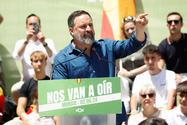 El líder de VOX, Santiago Abascal, interviene durante un acto de campaña de VOX en Murcia. / Edu Botella