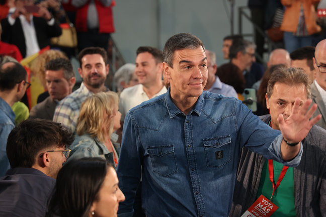 El secretario general y presidente del Gobierno, Pedro Sánchez (c), durante un acto de campaña del PSOE. / Claudia Alba