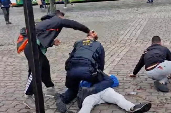 El policía alemán apuñalado por el terrorista islámico en Mannheim cuando intentaba inmovilizar a uno de los miembros de la mesa informativa que intentaba detener al terrorista.