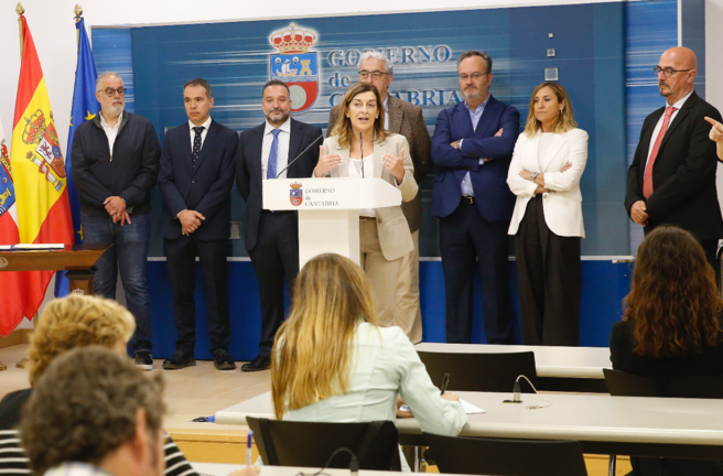 La presidenta de Cantabria, María José Sáenz de Buruaga, firma el pacto profesional con el colectivo médico. / LARA REVILLA