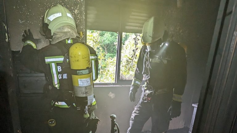 Los bomberos atendiendo la emergencia. 112 Cantabria