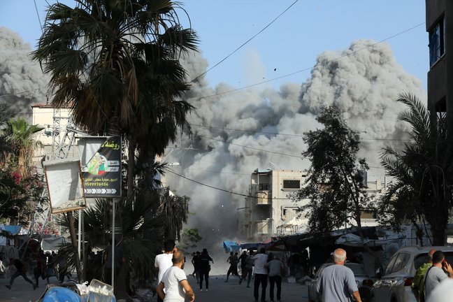 Columna de humo tras un bombardeo del Ejército de Israel contra el campamento de refugiados de Bureij. EP / Archivo