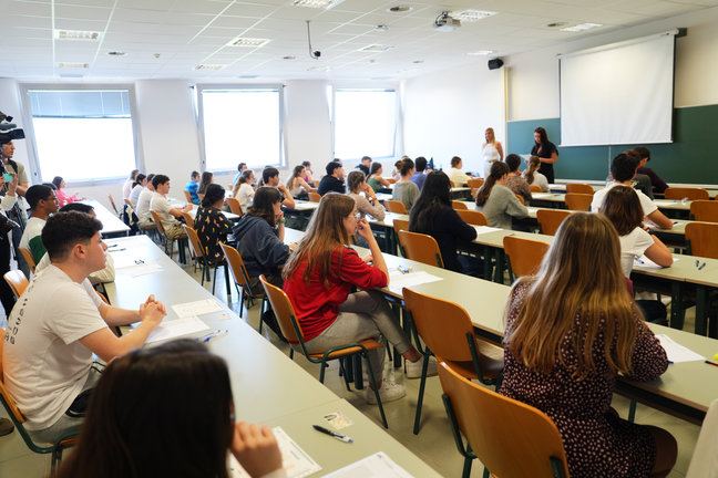 Estudiantes se examinan durante el primer día de las pruebas de la EBAU, en la Universidad de Cantabria. / Juanma Serrano