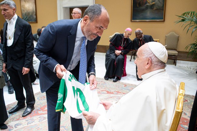 Sebastián Ceria le entrega la camiseta del 111 aniversario al papa Francisco. / Vatican Media
