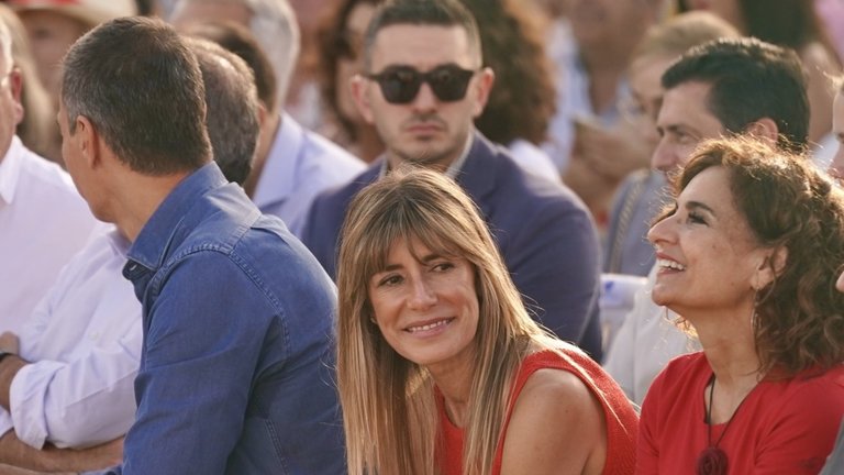 El secretario general del PSOE y presidente del Gobierno, Pedro Sánchez, junto a su mujer, Begoña Gómez, en un acto de campaña por el 9J. Álex Zea
