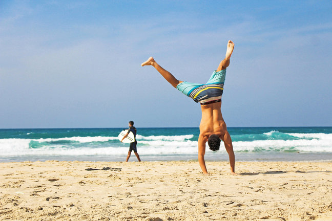 Dos jóvenes realizando actividades diferentes en la playa. / Alerta