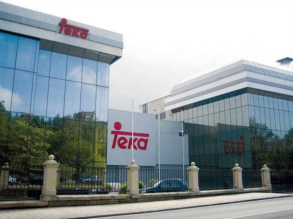 Vista de la fachada de Teka en Santander. EP
