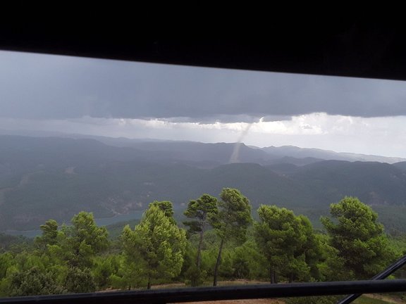 Vista de un pequeño tornado en Tuéjar (Valencia) hace unos años. EP / Archivo