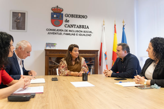 La consejera de Inclusión Social, Juventud, Familias e Igualdad, Begoña Gómez del Río, recibe al alcalde de Santoña. / Alerta