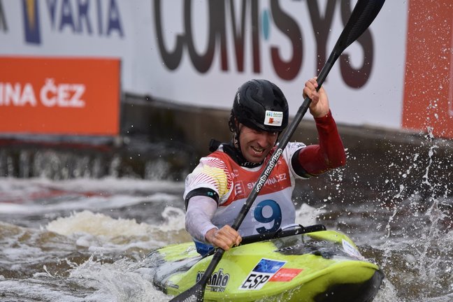 Manuel Ochoa gana el oro en kayak cross en la Copa del Mundo y se clasifica para París. / RFEP