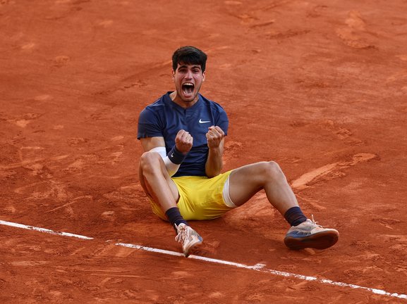 Alcaraz celebra la victoria ante Zverev. / Roland Garros