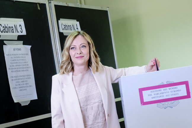 Giorgia Meloni mientras ejercía su derecho a voto. /  Mauro Scrobogna