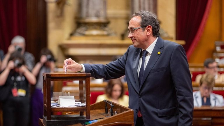 El diputado electo de Junts Josep Rull vota en el pleno de la sesión constitutiva de la 15 legislatura del Parlament. Lorena Sopena