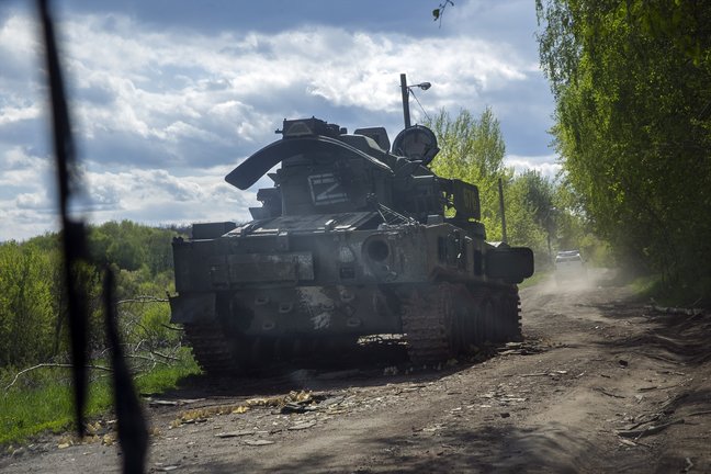 Un vehículo de guerra ruso en una carretera rural cerca de Dergachi, al norte de Járkov. DANIEL CARDE / Archivo