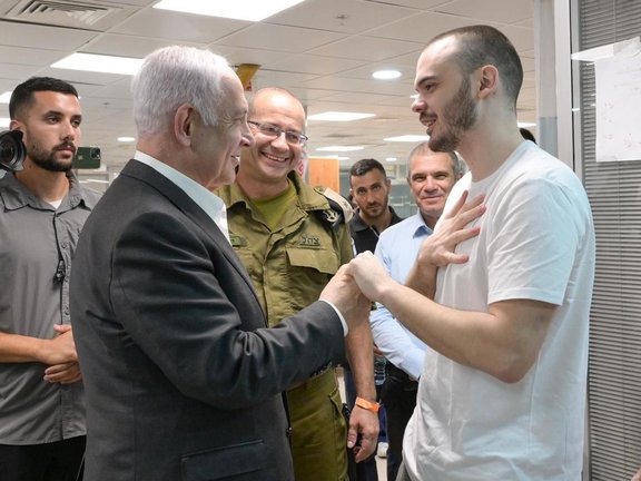 Uno de los rehenes liberados junto con el primer ministro israelí, Benjamín Netanyahu. EP / Archivo