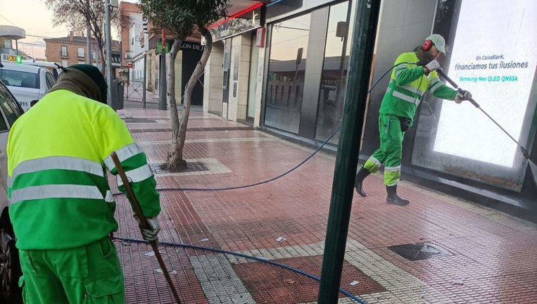 Trabajadores de limpieza en Torrelavega. / Alerta