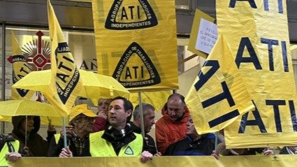 Protesta de ATI en defensa de la sanidad de Cantabria. / Alerta