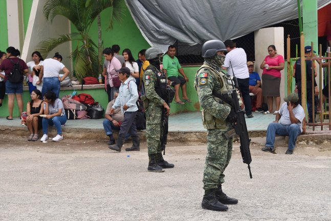 Dos soldados armados mientras evacuaban a la población. Isaac Guzman