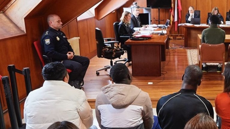 Un momento del juicio a los acusados de la violación grupal a una joven en Santander. / Alerta