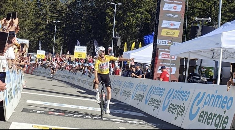 El ciclista británico Adam Yates ganó este jueves la quinta etapa del Tour de Suiza, disputada entre Ambrì y Carì sobre 148,6 kilómetros. / @TDS