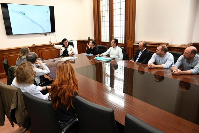 Reunión de miembros del Ayuntamiento con los vecinos de Alcázar de Toledo. / Alerta