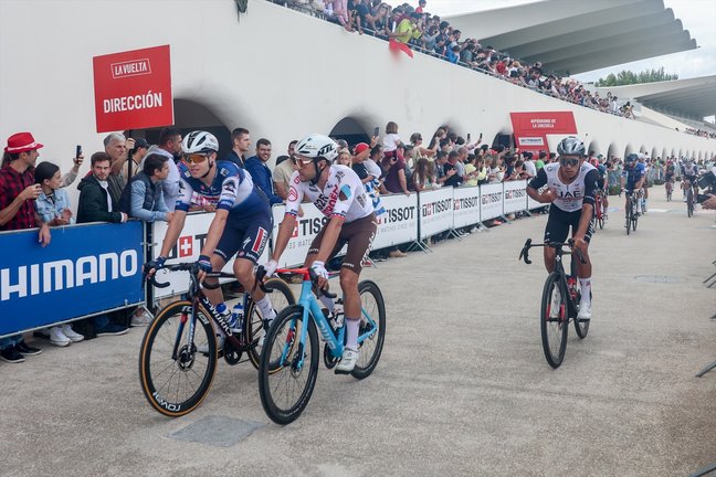 El pelotón de ciclistas durante la salida la 21 etapa de la Vuelta ciclista a España 2023. / Ricardo Rubio / EP