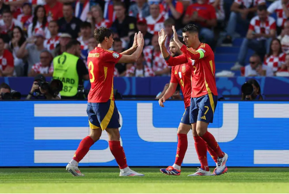Morata y Le Normand celebran el gol de Morata. / UEFA