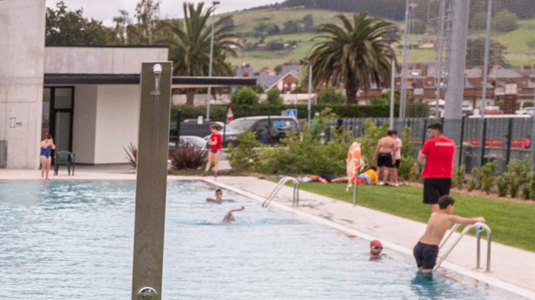 Bañistas disfrutando de las piscinas de verano en Tanos, Torrelavega. / Alerta