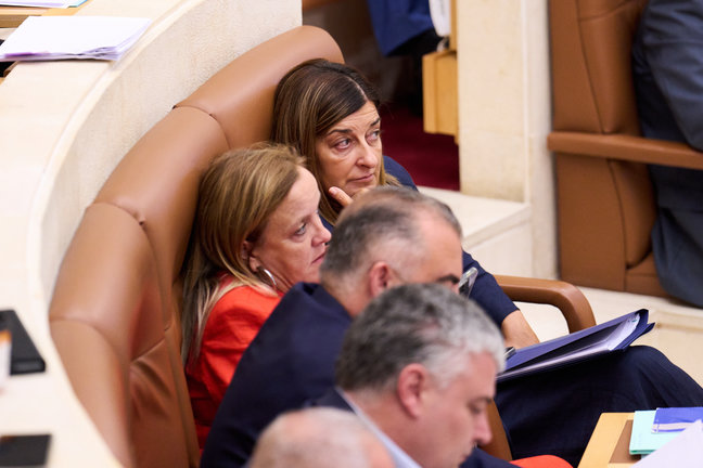 La presidenta de Cantabria, María José Sáenz de Buruaga, junto a la consejera de Presidencia, Isabel Urrutia, en un pleno del Parlamento. / J. Serrano