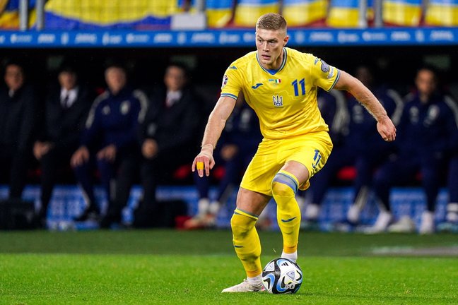 Artem Dovbyk del conjunto ucraniano, controla el balón en un partido con la Selección.  / Joris Verwijst