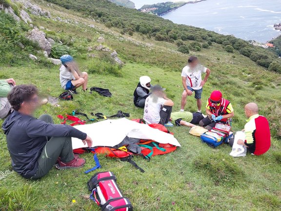 Atención y evacuación de un joven vasco que tuvo un accidente con parapente en Islares. /  112