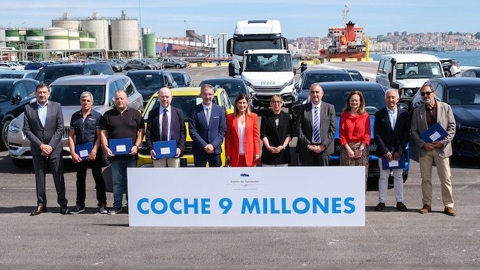 La presidenta de Cantabria, María José Sáenz de Buruaga, asiste al acto de celebración del coche 9 millones en el Puerto de Santander. / Raúl Lucio