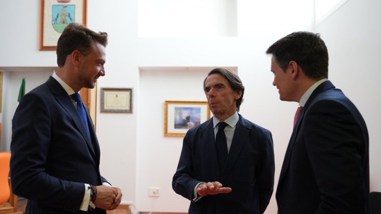 El expresidente José María Aznar conversa con el consejero de Presidencia, Abel Bautista, y el alcalde de Jaraíz de la Vera, Luis Miguel Núñez. EP