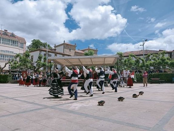 El grupo de danzas Virgen del Campo en Espinosa de los Monteros. / Alerta