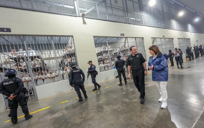 La ministra argentina de Seguridad, Patricia Bullrich, en una visita a una cárcel de El Salvador. Red social X