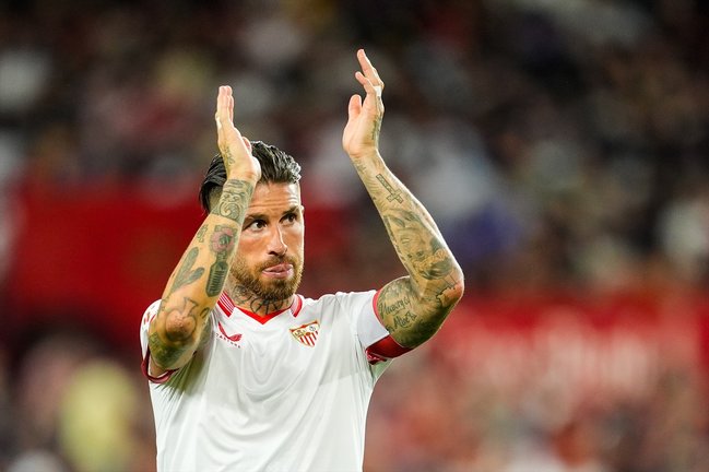 El central Sergio Ramos aplaude en un partido con el Sevilla FC en el Ramón Sánchez-Pizjuán. / Joaquin Corchero