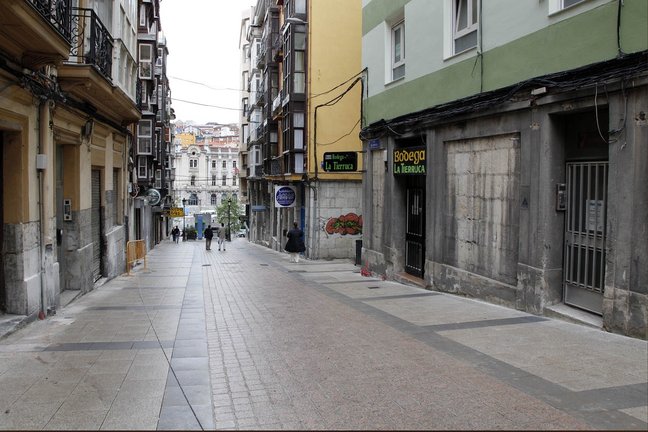 Varias personas caminando por una calle de Santander. EP / Archivo