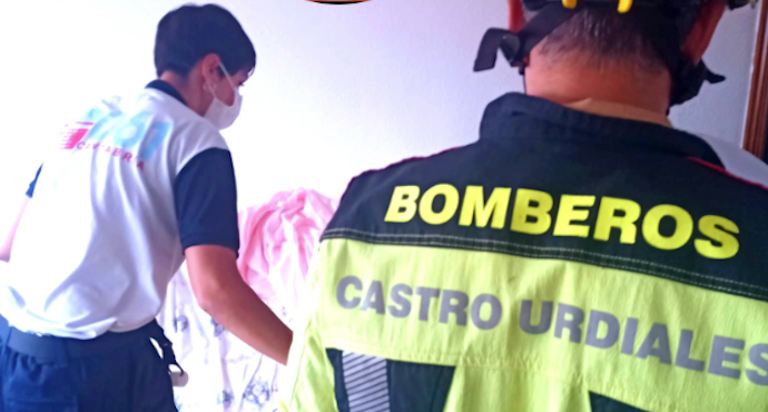 Los servicios de emergencias atienden al hombre herido con quemaduras en piernas, brazos y rostro, como consecuencia de una explosión eléctrica en una vivienda de Castro Urdiales. / 112