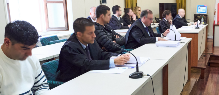 Los acusados (1i) y (3i) durante el juicio por el accidente mortal de Castelar, en la Audiencia Provincial de Cantabria, el 6 de mayo de 2024. / E.P.