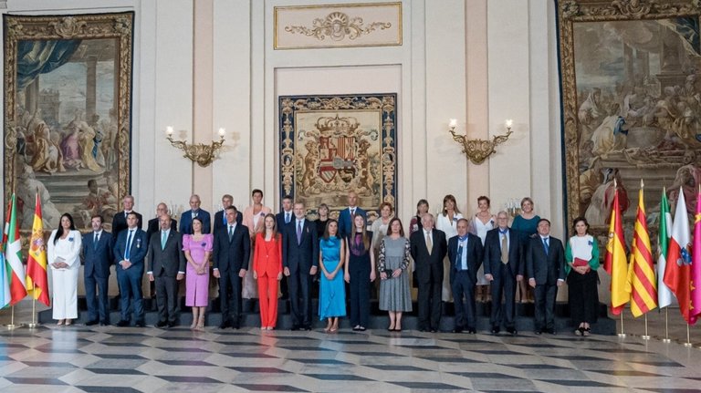Foto de familia tras la imposición de condecoraciones con ocasión del X aniversario de la Proclamación de Su Majestad el Rey. Diego Radamés