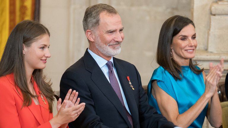 Los Reyes, Felipe VI y Letizia (d), acompañados de la Princesa Leonor (i) durante la imposición de condecoraciones con ocasión del X aniversario de la Proclamación de Su Majestad el Rey. Diego Radamés