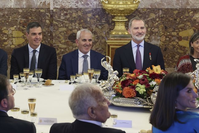 El rey Felipe VI (d), el presidente del Gobierno, Pedro Sánchez (i), y el presidente de la Asociación Cultural Al Idrissi, Abdelkader Chaib Haddu (c). EP