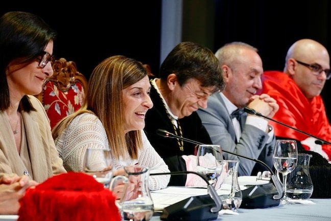 La presidenta de Cantabria, María José Sáenz de Buruaga, ha apoyado hoy al rector de la UIMP, Carlos Andradas, en los actos de los cursos de verano de la entidad educativa. / A.E.
