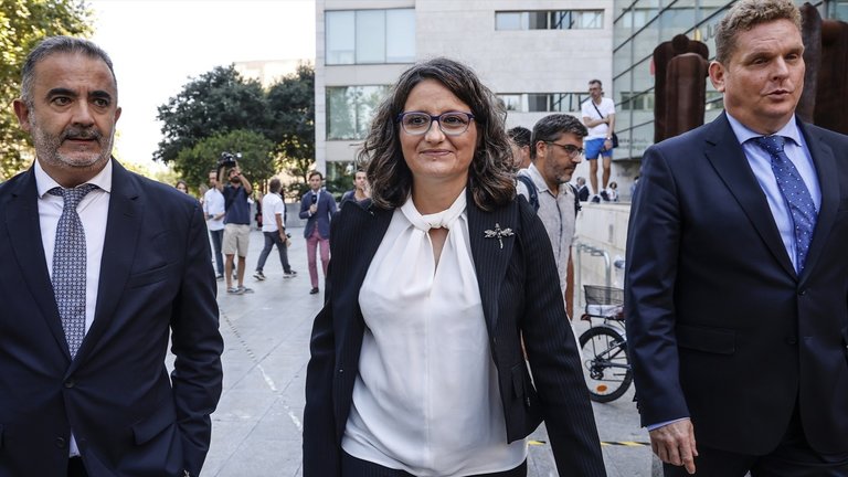 La exvicepresidenta, exportavoz y exconsellera de Igualdad y Políticas, Mónica Oltra, junto a sus abogados. EP / Archivo